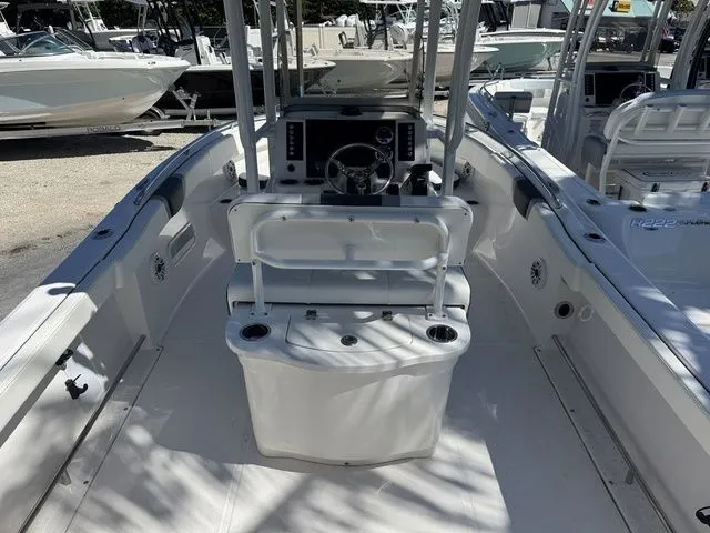 Slide: The Image of Robalo R222 Center Console 2025 - 4