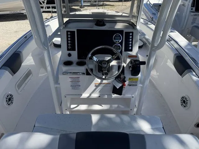 Slide: The Image of Robalo R222 Center Console 2025 - 5
