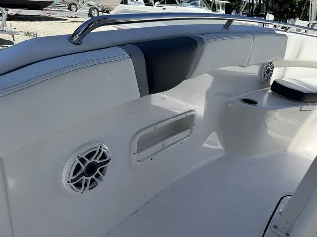 Slide: The Image of Robalo R222 Center Console 2025 - 7