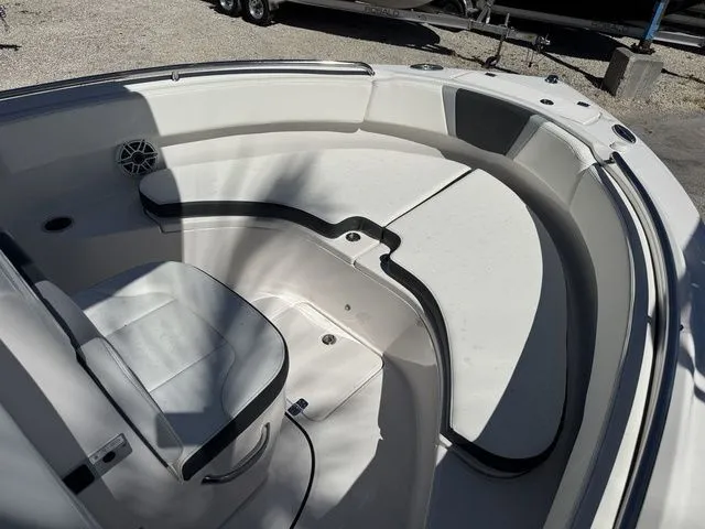Slide: The Image of Robalo R222 Center Console 2025 - 9