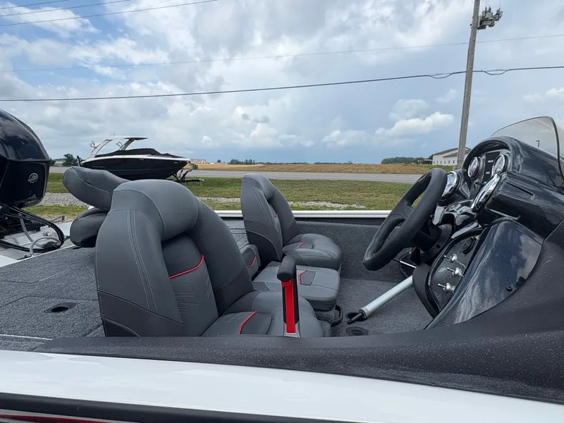 Slide: The Image of Bass Tracker Pro Team 175TXW 2023 - 3