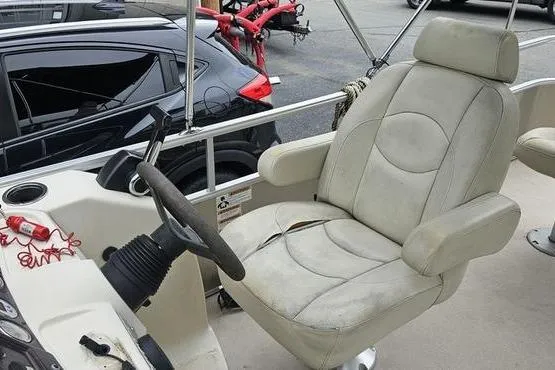 Slide: The Image of Captain's seat of 2014 SunChaser Classic Fish 8522 4-PT pontoon boat. - 14