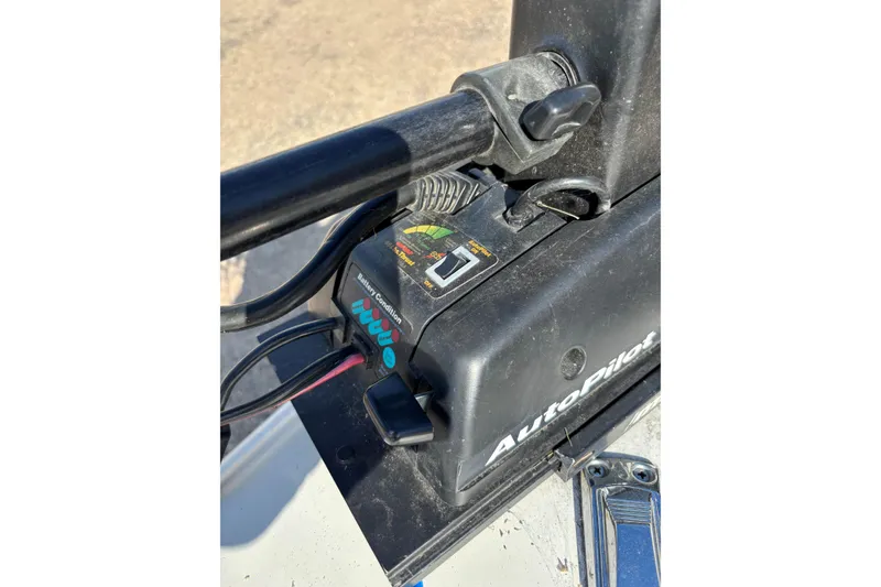 Slide: The Image of Autopilot system on a 2000 Crownline 180 BR boat, showing battery condition indicator. - 7