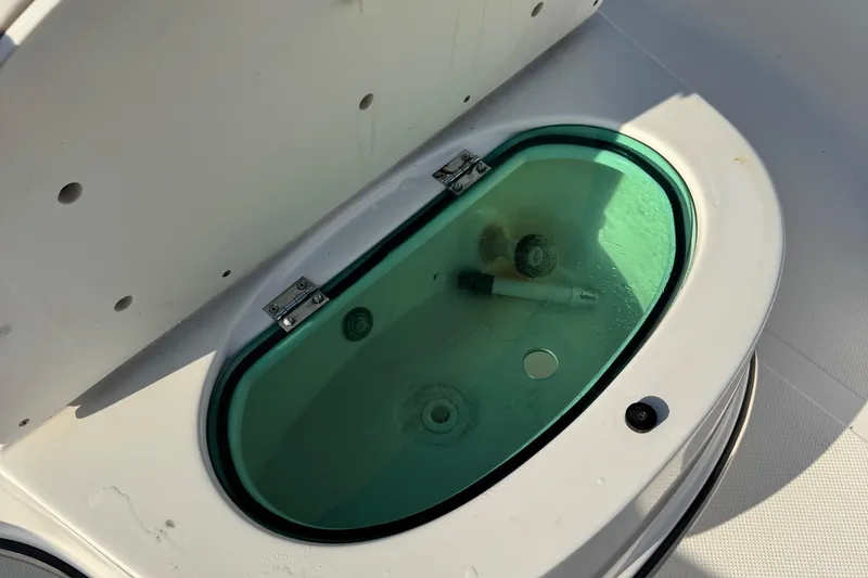 Slide: The Image of Livewell on 2015 Epic 22 Sport Console boat, open lid, green-tinted water inside. - 30