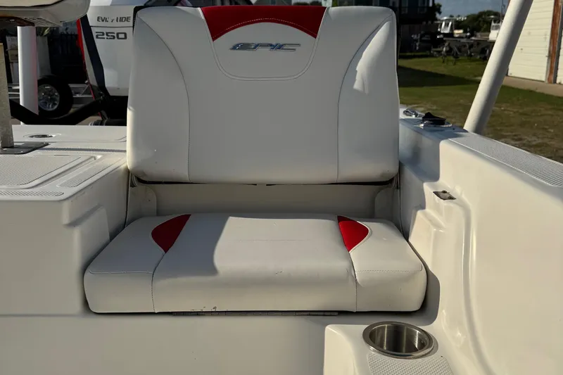 Slide: The Image of White and red seat on 2015 Epic 22 Sport Console boat, featuring cup holder. - 34