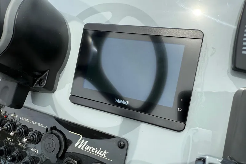 Slide: The Image of Dashboard of 2026 Maverick 17 HPX-S with Yamaha display and control panel. - 15