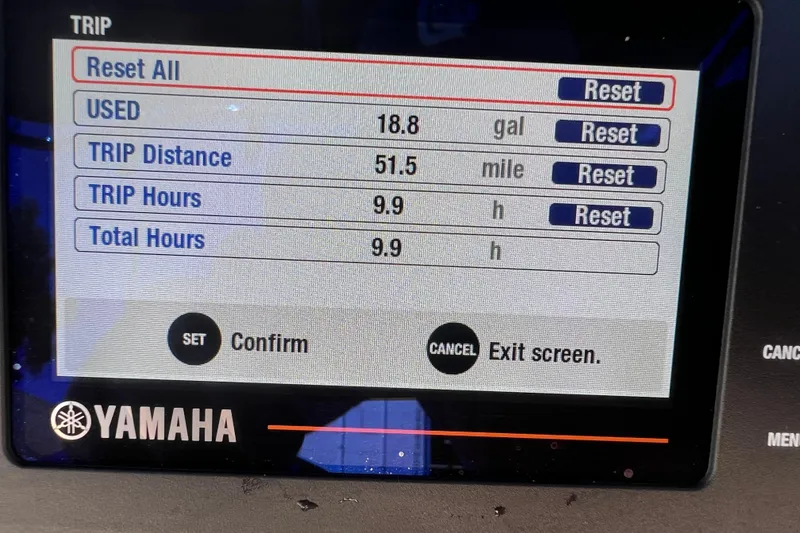 Slide: The Image of Yamaha display showing trip data: 18.8 gallons used, 51.5 miles traveled, 9.9 hours. Robalo R200. - 11