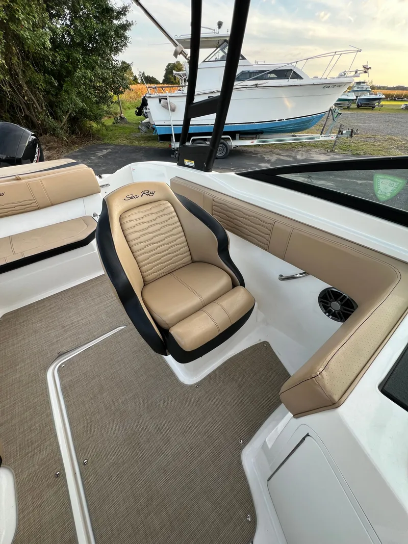 Slide: The Image of Sea Ray SPX 210 Outboard 2022 - 12
