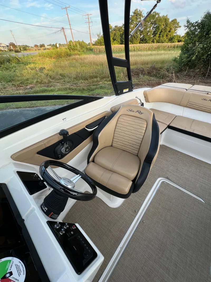 Slide: The Image of Sea Ray SPX 210 Outboard 2022 - 13