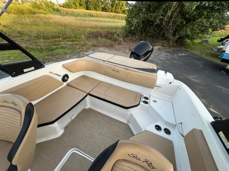 Slide: The Image of Sea Ray SPX 210 Outboard 2022 - 14