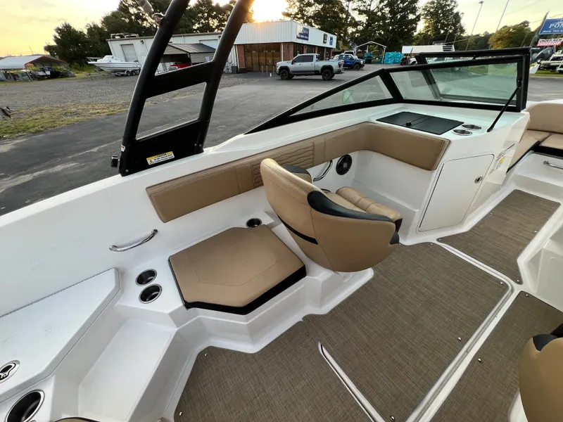 Slide: The Image of Sea Ray SPX 210 Outboard 2022 - 15