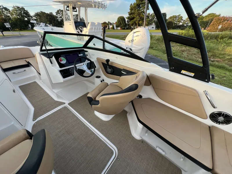 Slide: The Image of Sea Ray SPX 210 Outboard 2022 - 16