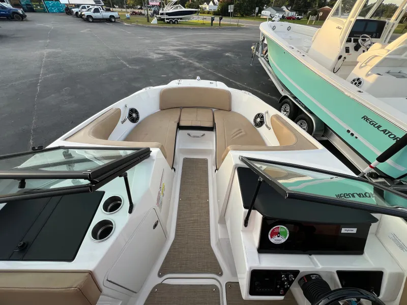 Slide: The Image of Sea Ray SPX 210 Outboard 2022 - 7