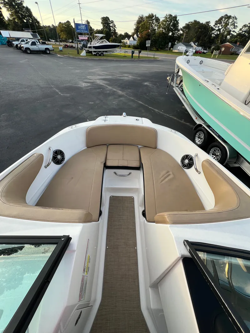 Slide: The Image of Sea Ray SPX 210 Outboard 2022 - 8