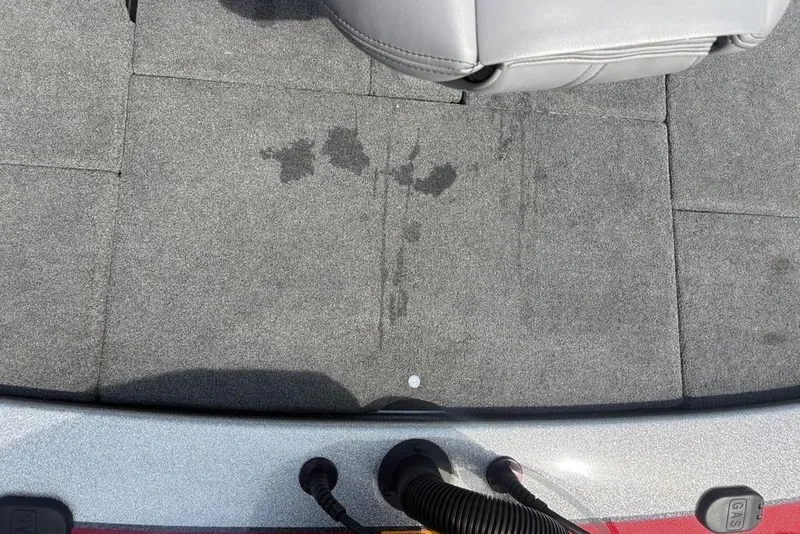 Slide: The Image of 2008 Skeeter ZX190 boat deck with gray carpet and seat. - 30