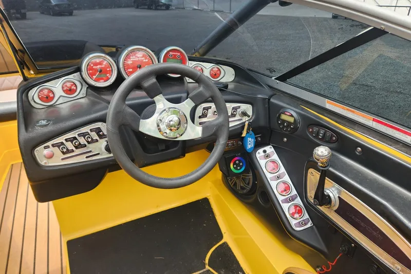 Slide: The Image of 2006 MasterCraft MariStar 200 boat interior with yellow and black seating. - 10