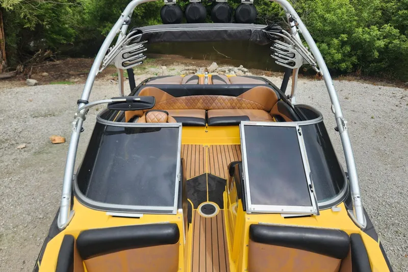 Slide: The Image of 2006 MasterCraft MariStar 200 boat interior with yellow and black seating, wood flooring. - 14