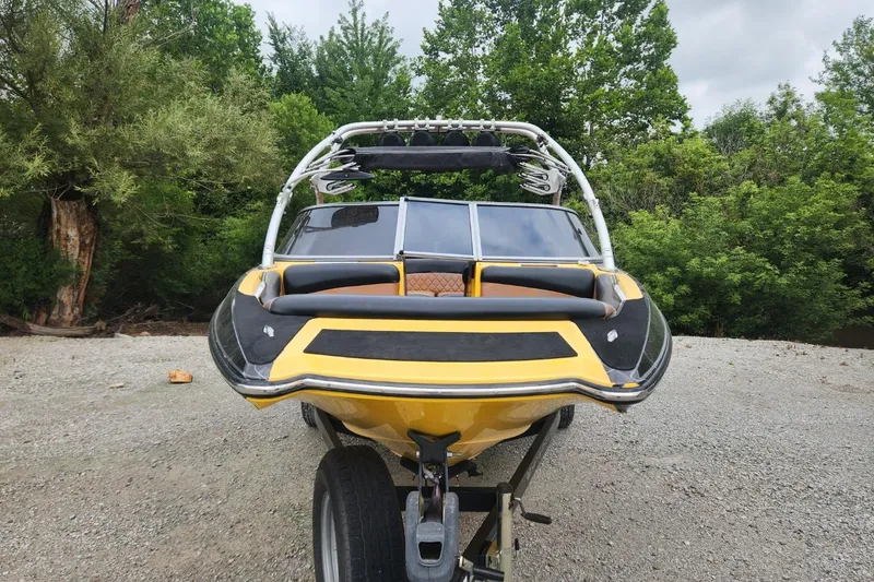 Slide: The Image of 2006 MasterCraft MariStar 200 boat interior with luxurious seating and modern dashboard. - 7