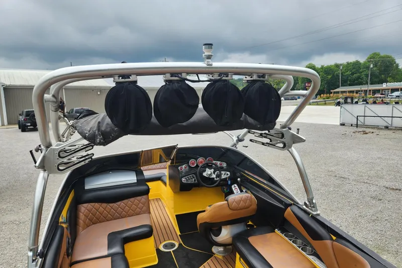 Slide: The Image of 2006 MasterCraft MariStar 200 dashboard with steering wheel and control panel. - 9