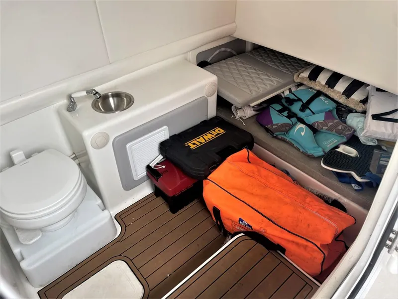 Slide: The Image of Front Runner 39 Center Console 2020 - 51