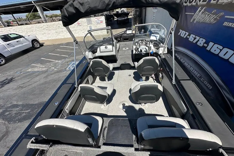 Slide: The Image of 2018 Tracker Targa V-19 Combo boat interior with seating and steering console. - 10