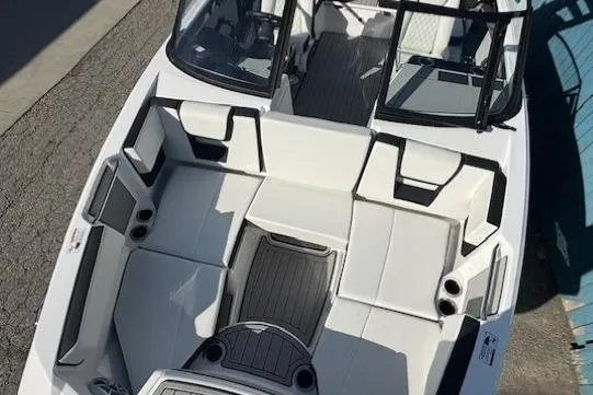 Slide: The Image of 2026 Yamaha Boats 222S with spacious seating and sleek design. - 9