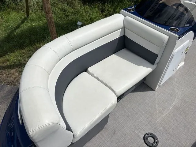 Slide: The Image of Larson Escape RT Cruise RT 2200 Twin 2017 - 10