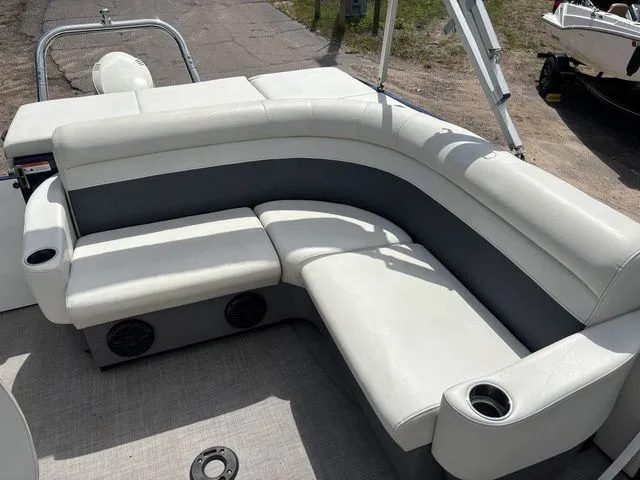 Slide: The Image of Larson Escape RT Cruise RT 2200 Twin 2017 - 12