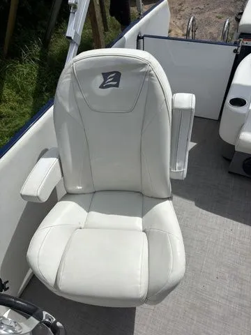 Slide: The Image of Larson Escape RT Cruise RT 2200 Twin 2017 - 13