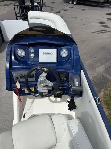 Slide: The Image of Larson Escape RT Cruise RT 2200 Twin 2017 - 14