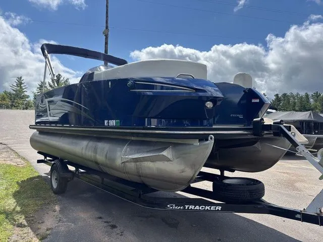 Slide: The Image of Larson Escape RT Cruise RT 2200 Twin 2017 - 4