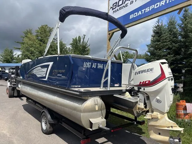 Slide: The Image of Larson Escape RT Cruise RT 2200 Twin 2017 - 8