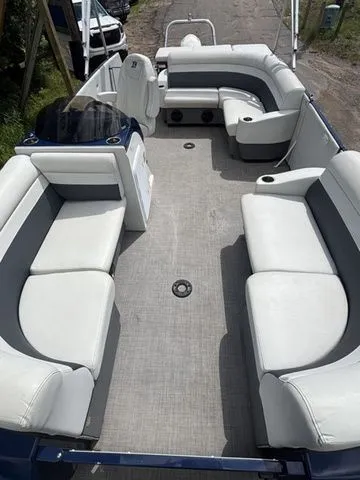 Slide: The Image of Larson Escape RT Cruise RT 2200 Twin 2017 - 9