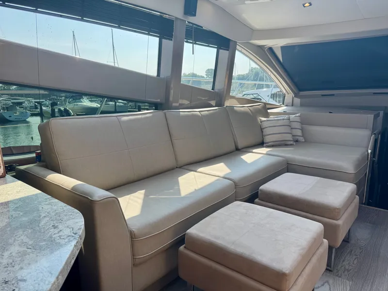 Slide: The Image of Sea Ray L550 2019 - 10