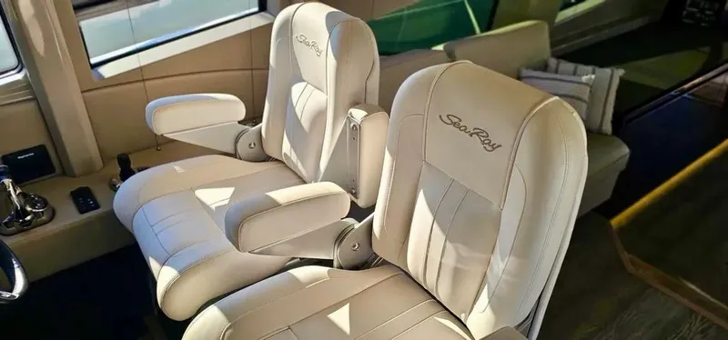 Slide: The Image of Sea Ray L550 2019 - 11