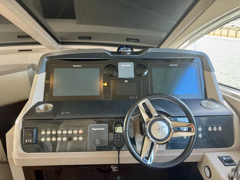 Slide: The Image of Sea Ray L550 2019 - 12