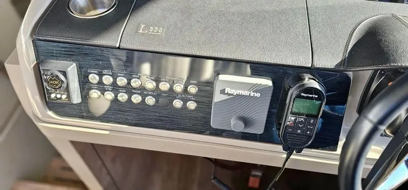 Slide: The Image of Sea Ray L550 2019 - 13