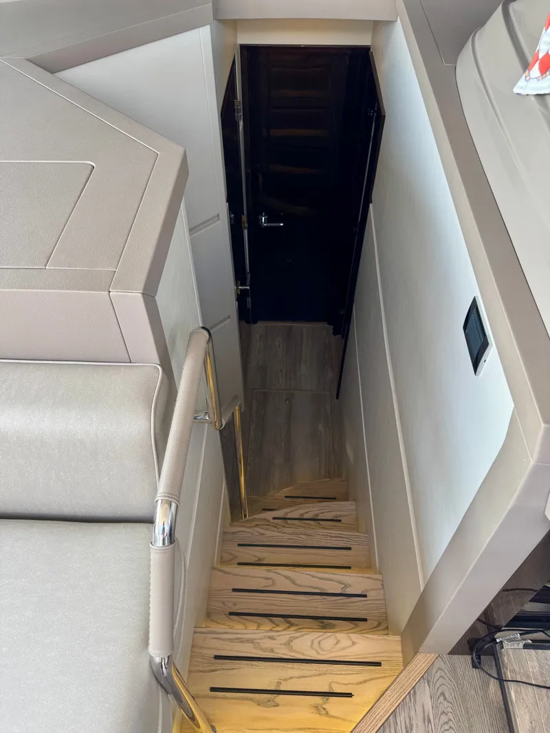 Slide: The Image of Sea Ray L550 2019 - 14