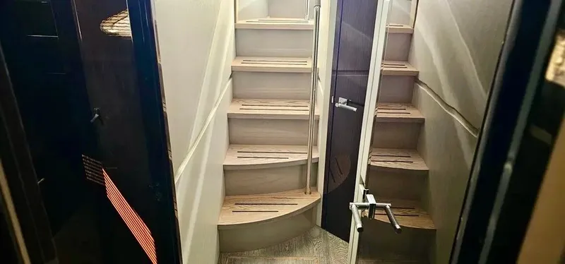 Slide: The Image of Sea Ray L550 2019 - 15