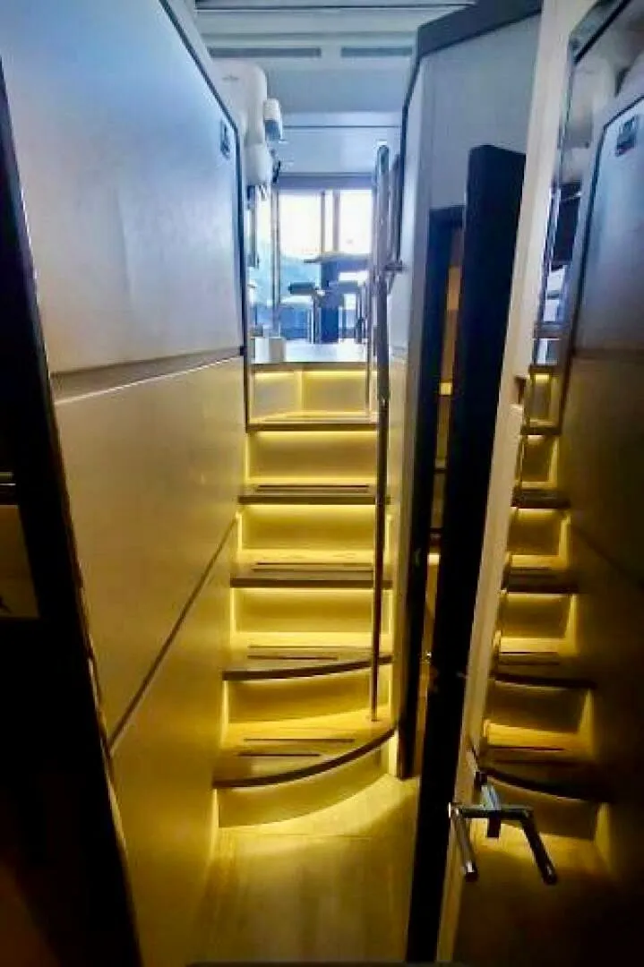 Slide: The Image of Sea Ray L550 2019 - 16