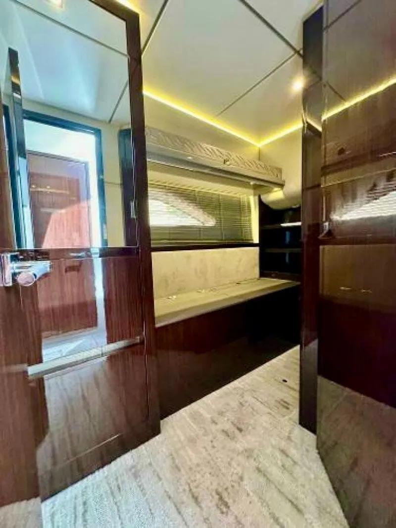 Slide: The Image of Sea Ray L550 2019 - 18