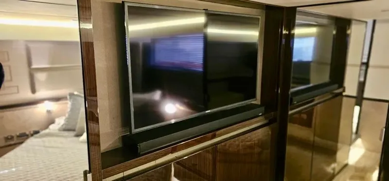 Slide: The Image of Sea Ray L550 2019 - 19