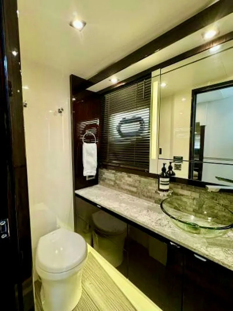 Slide: The Image of Sea Ray L550 2019 - 20