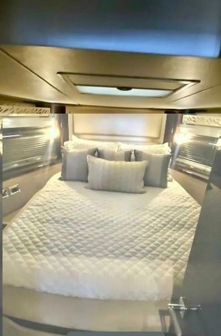 Slide: The Image of Sea Ray L550 2019 - 22