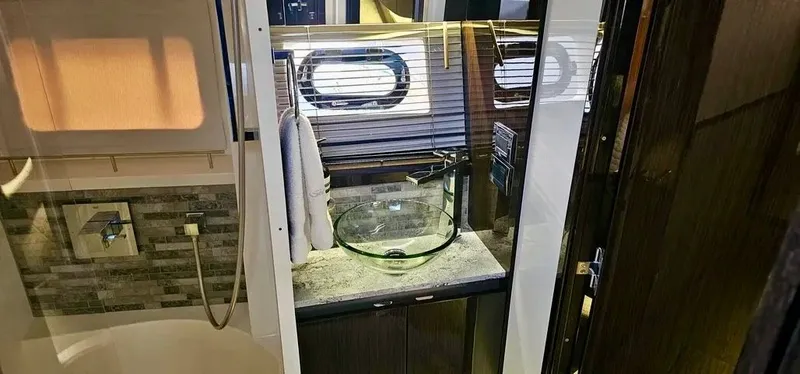 Slide: The Image of Sea Ray L550 2019 - 24