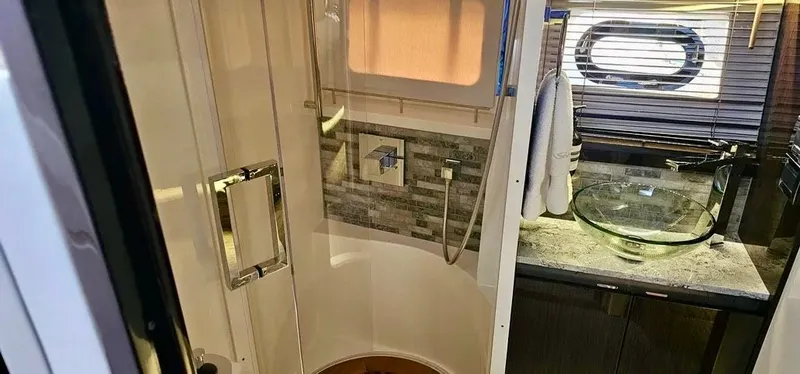 Slide: The Image of Sea Ray L550 2019 - 25