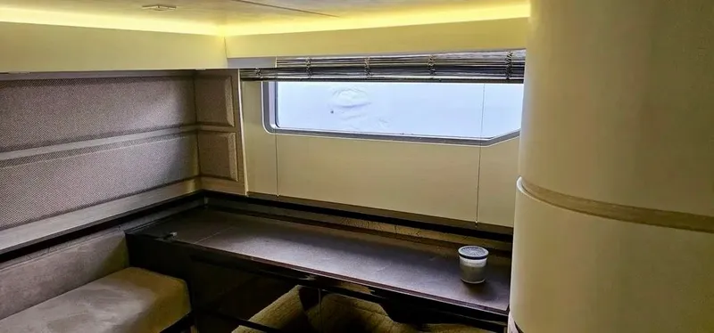 Slide: The Image of Sea Ray L550 2019 - 26