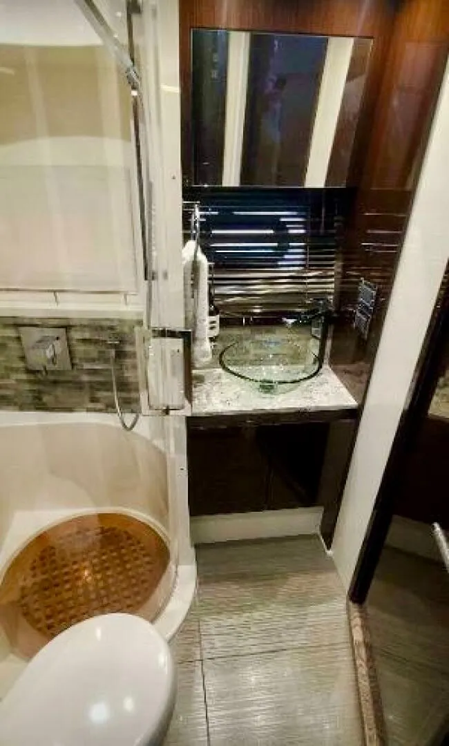 Slide: The Image of Sea Ray L550 2019 - 27