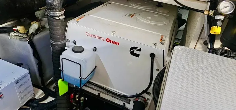 Slide: The Image of Sea Ray L550 2019 - 28