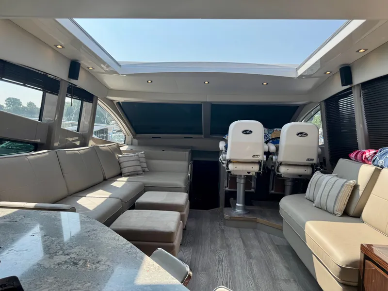 Slide: The Image of Sea Ray L550 2019 - 4